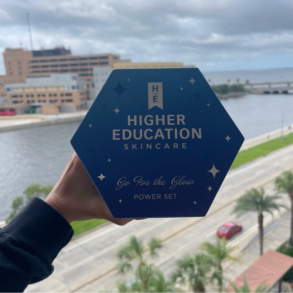 NWT GO FOR THE GLOW Higher Education Skincare x Vanity Planet Set Blue - Picture 5 of 5